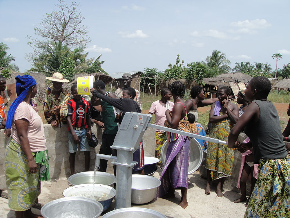 10.援多哥打井項(xiàng)目是我公司代表中國政府實(shí)施援助任務(wù)，為盼水 的多哥民眾找到了甘露，用汗水為中多人民架設(shè)了友誼的橋梁.JPG